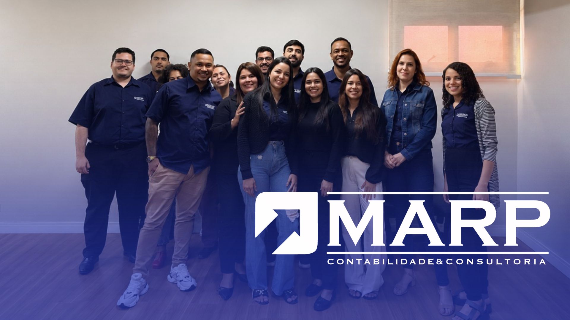 Equipe da Marp Contabilidade reunida em escritório, vestindo camisas e blazers azul-marinho, sorrindo em frente a parede branca com piso de madeira, logo da Marp Contabilidade em destaque sobreposto em branco, fotografia corporativa com tonalidade azul escura