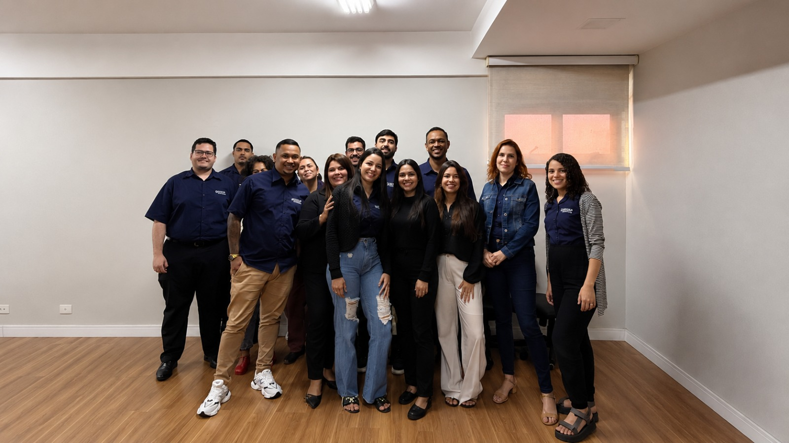 Equipe de profissionais da MARP Contabilidade reunida e sorrindo em escritório moderno com piso de madeira, todos com uniforme azul-marinho, fotografia corporativa realista de grupo